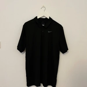 NIKE Dry-fit polo - Polo i träningsmaterial, perfekt för golf eller tennis till exempel. Väldigt lätt använd, runt 3-4 gånger. Standard passform. Nypris: 450kr