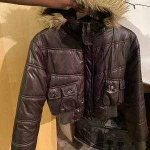 Söt brun jacka  - Funkar säkert också för en small. Jättebra skick, kan skicka bild på om det önskas 
