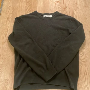 Stickad tröja grön - Säljer denna riktigt feta stickade tröjan från Magnus studios i schysst material. Den är i bra skick förutom två små hål vid armarna som visas i bild 3. Säljer för 399 men priset kan diskuteras. Tar emot byten så de bara att skriva😇