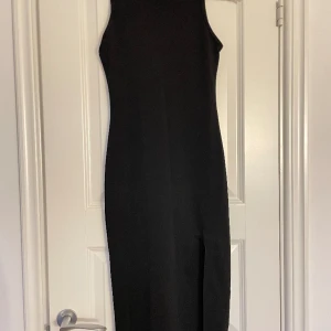 Tajt klänning  - Svart tajt klänning med slit, storlek xs/xss. Basic. Bra material. I sliten har sömmen gått av lite men det är inget som synd elr märks av om man inte kollar nära.