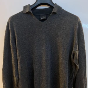 Oscar Jacobson - Riktig fet Oscar Jacobson tröja. Tunn. Mörkgrå. Perfekt till sommaren🤩🤩 XL passar bra L