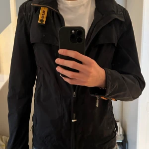 Parajumpers Field jacket  - Jackan är i storlek S men passar även M Nypris: 6000kr  Jackan är i ganska bra skick 