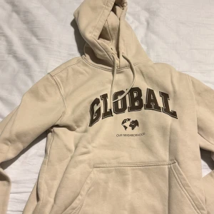 Beige H&M hoodie - 7/10 ägt den ganska länge men inga synliga skador eller liknande För liten för mig