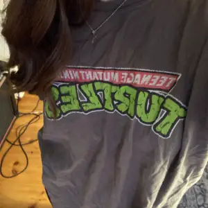 Säljer denna tvärfeta TMNT tshirt!! Storlek står ej, men skulle vilja säga att den är i storlek L (jag har vanligtvis S/M i tröjor) Fint skick och inga defekter! Tveka inte att höra av dig om du har frågor!🫶🏼