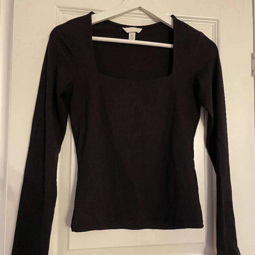 Basic långärmad tröja i svart från H&M storlek xs. Bra skick. . Tröjor & Koftor.