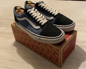 Vans storlek 41  - Jag säljer ett par Vans Old School i färgen blå/svart/vit. De är i riktigt bra skick nästan oanvända. Nypris: 800 kr Mitt pris: 400 kr Vilket blir 50% av nypris. Hör av er vid frågor och funderingar:)