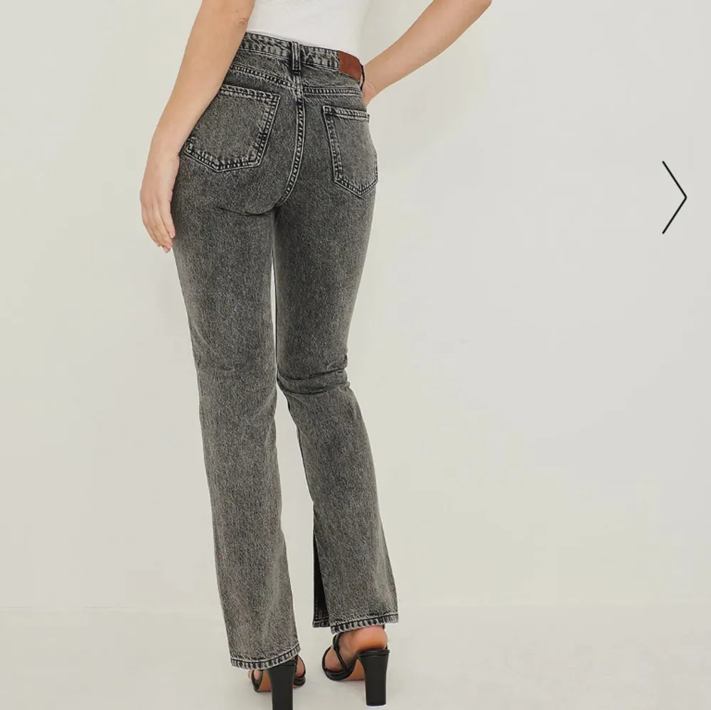 Raka jeans med slits från NAKD, slutsålda. Har aldrig använt då de är för långa för mig som är 1,60. Skickas mot frakt alternativt kan jag mötas upp i Bromma!🤩. Jeans & Byxor.