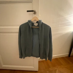Soft goat zip hoodie - Säljer den hära fina soft goat zip hoodien i blå. Den är barn model. Kan byta mot en annan färg också 💞 hör av dig vid frågor !