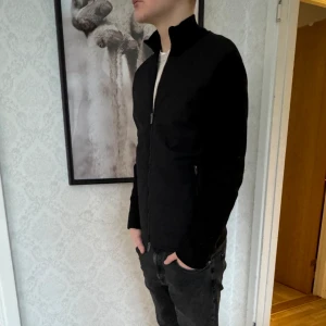 Cardigan herr - Massimo dutti cardigan i färgen svart perfekt nu till våren använt 3 gånger så skicket är 10/10 nypris 1299kr. Priset kan diskuteras. kom dm för frågor!