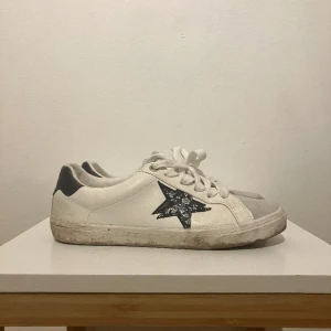 Golden goose - Säljer dessa ganska använda men det är bara smuts som går bort när man tvättar dom, inga skador eller repor.