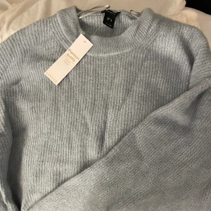 Helt ny stickad tröja - jätte fin stickad tröja, säljer då den inte är min färg riktigt men tråkigt då den är helt ny med prislapp kvar!! ord pris : 499kr