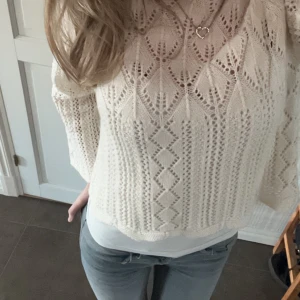 Stickad blus  - Vit stickad blus från vero Moda, knappt använd så näst intill nyskick. Passar mellan xs-m Kommer ej t användning.