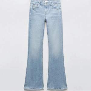 Lågmidjade bootcut jeans från zara💗(har vikt upp dem på bilden då de är för långa för mig)