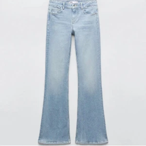 Zara jeans - Lågmidjade bootcut jeans från zara💗(har vikt upp dem på bilden då de är för långa för mig)