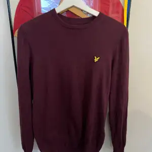 Säljer nu denna snygga Lyle and Scott tröja till ett bra pris. Tröjan är använd 2 gånger så den är i nyskick, säljer den då den aldrig används. Nypris ligger på runt 700 kr. Hör av dig om du har några frågor eller funderingar!