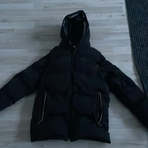 Moncler  - Hej jag säljer min moncler jacka bra skick använt typ 3 gånger storlek 170:176 pris 499 pris kan diskuteras  Kopi 
