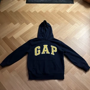 GAP Hoodie  - Säljer nu min GAP hoodie då jag växt ur den. Använt skick men har mycket mer att ge, inga fläckar skick 7/10 XL Youth, passar ca 158-170 cm. Nypris runt 600 kr 