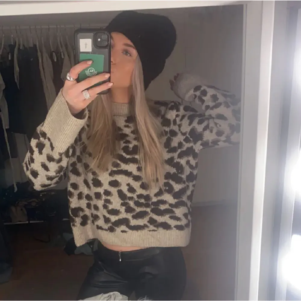 Säljer nu min så fina leopard tröja från hm, helt slutsåld, extremt eftertraktad🥰skicka gärna prisförslag (lånade bilder)❤️. Hoodies.