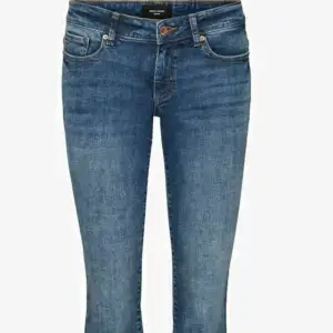 Oanvända med prislappen kvar, lågmidjade bootcut jeans. 