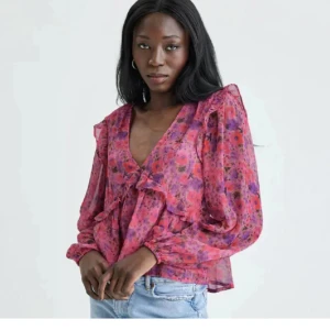 Bikbok Blus - Jätte söt blus ifrån Bikbok, inga defekter. Sitter bra på mig som har S❤️Säljer för 170