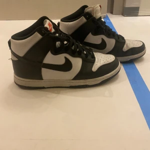 Nike dunks high - Okej skick, lite små smutsiga eftersom att det är använda, därför det låga priset. St 41 fast passar även mindre.
