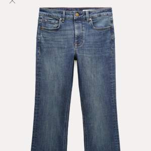 Jeans från zara i sjukt mjukt och härligt material! Mörkblåa och använda en gång. Perfekt för dig som vill ha trendiga jeans! Storlek 34 passar 32-36 eftersom de är ganska stretchiga😻😻