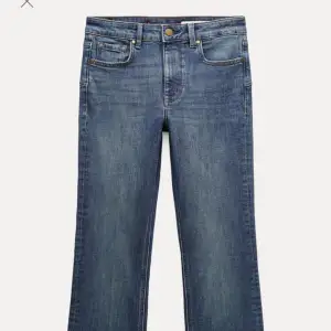 Jeans från zara i sjukt mjukt och härligt material! Mörkblåa och använda en gång. Perfekt för dig som vill ha trendiga jeans! Storlek 34 passar 32-36 eftersom de är ganska stretchiga😻😻
