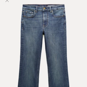 Booutcut jeans - Jeans från zara i sjukt mjukt och härligt material! Mörkblåa och använda en gång. Perfekt för dig som vill ha trendiga jeans! Storlek 34 passar 32-36 eftersom de är ganska stretchiga😻😻