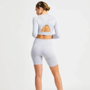 AYBL shorts  - Hej! Säljer dessa nya gråa shorts från AYBL! Dem formar rumpan snyggt och sitter skönt i midjan.  Endast använda 1 gång så dem är i nyskick. Storlek M Säljer för 110kr+ frakt 