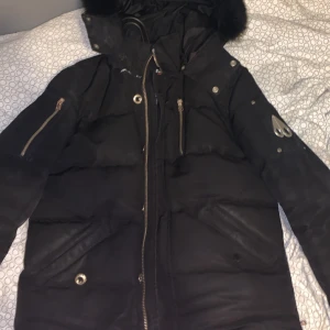 Moose knuckles Jacka - Säljer då min Moose knuckles jacka i storlek S, den har tappat själva yxan på dragkedjan men den går att stänga saknar också en knapp för ena fickan, går för 2000kr men kan gå ner i pris eller byta emot något! Inget kvitto på den  