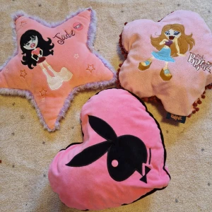 Bratz playboy kuddar - Bratz och playboy kuddar till salu Fint skick Jade stjärna kudde - 170 kr Yasmine kudde - 125 kr Playboy kudde - 60 kr