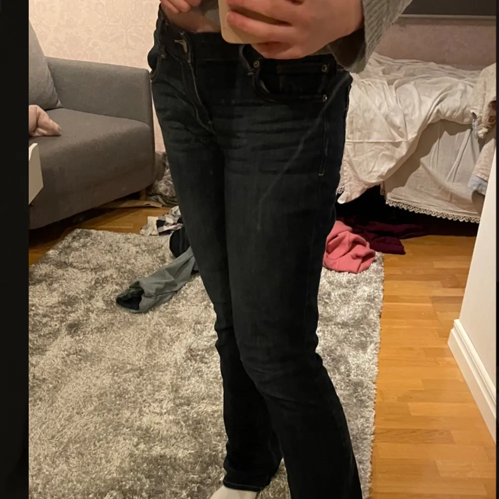 Säljer dessa supersnygga mörkblå bootcut low waist jeansen! De är tyvärr för stora för mig i midjan.  Ytterbenslängd är ca 102cm och midja är ca 45cm🫶. Jeans & Byxor.