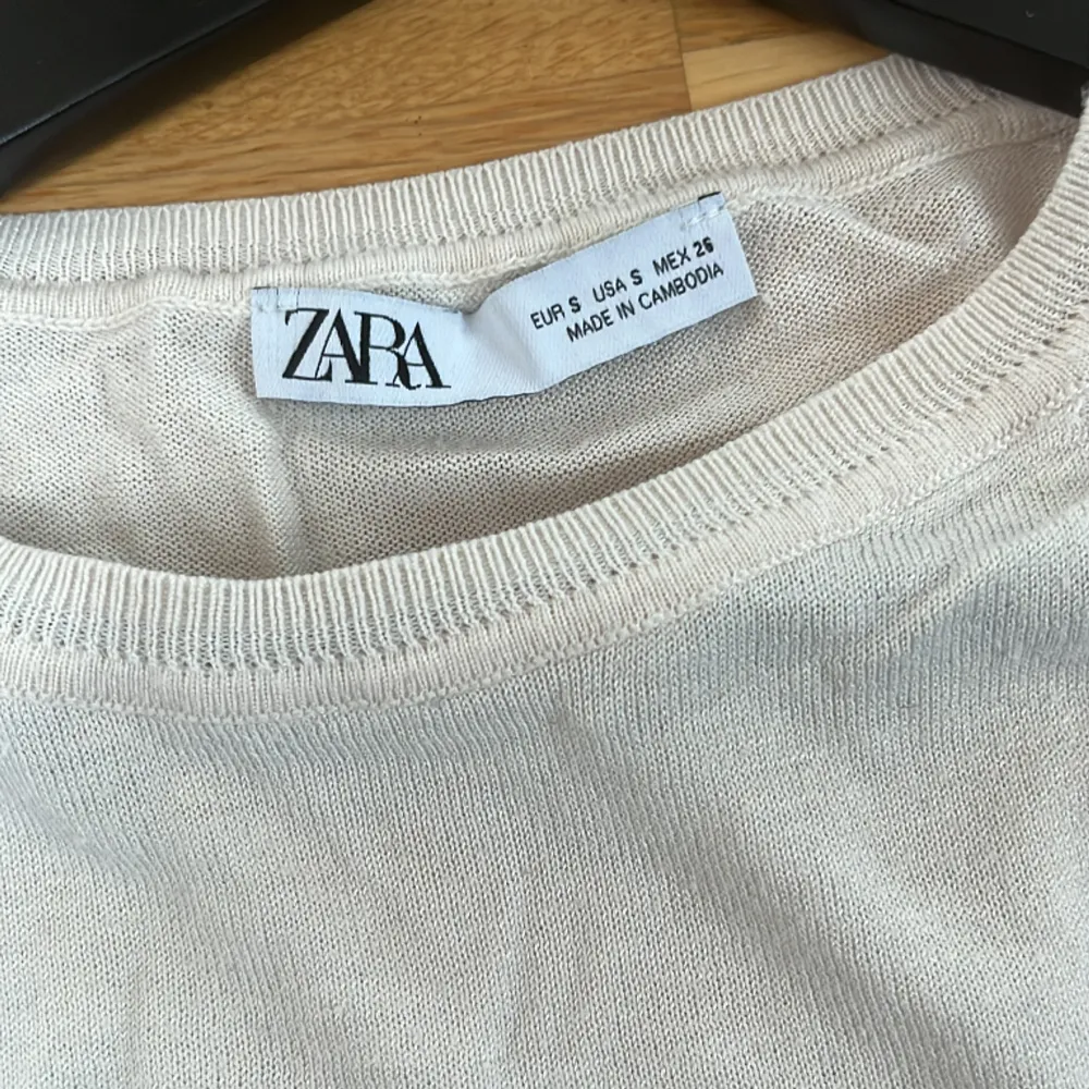 Fin stickad tröja från Zara. Beige och svart randig. Ganska tunt material men skulle inte säga att den e genomskinlig. Säljs eftersom den inte kommer till användning. Bra skick. Tröjor & Koftor.