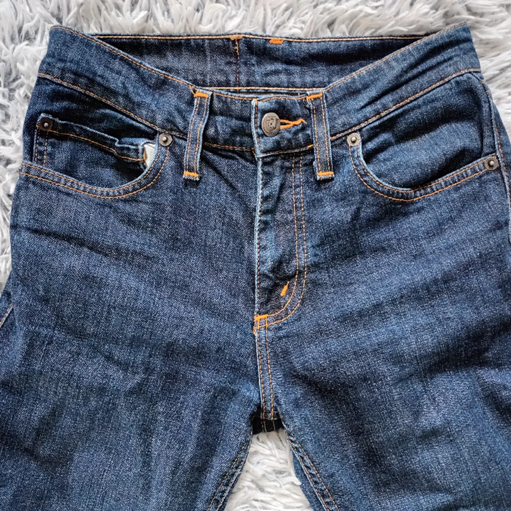 Jeans i bra skick från Cheap Monday  St 28/34 , dom är insydda , så sittet väldigt thigt på vaderna. Men det går att sprätta upp till orginal vidd, bild på hur dom är insydda finns på bild Dom är även uppsydda, så  innerbenslängden är 69 cm . Jeans & Byxor.