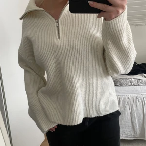 Ribbstickad tröja - Superfin tröja med half zip från Bik Bok. Aldrig använd
