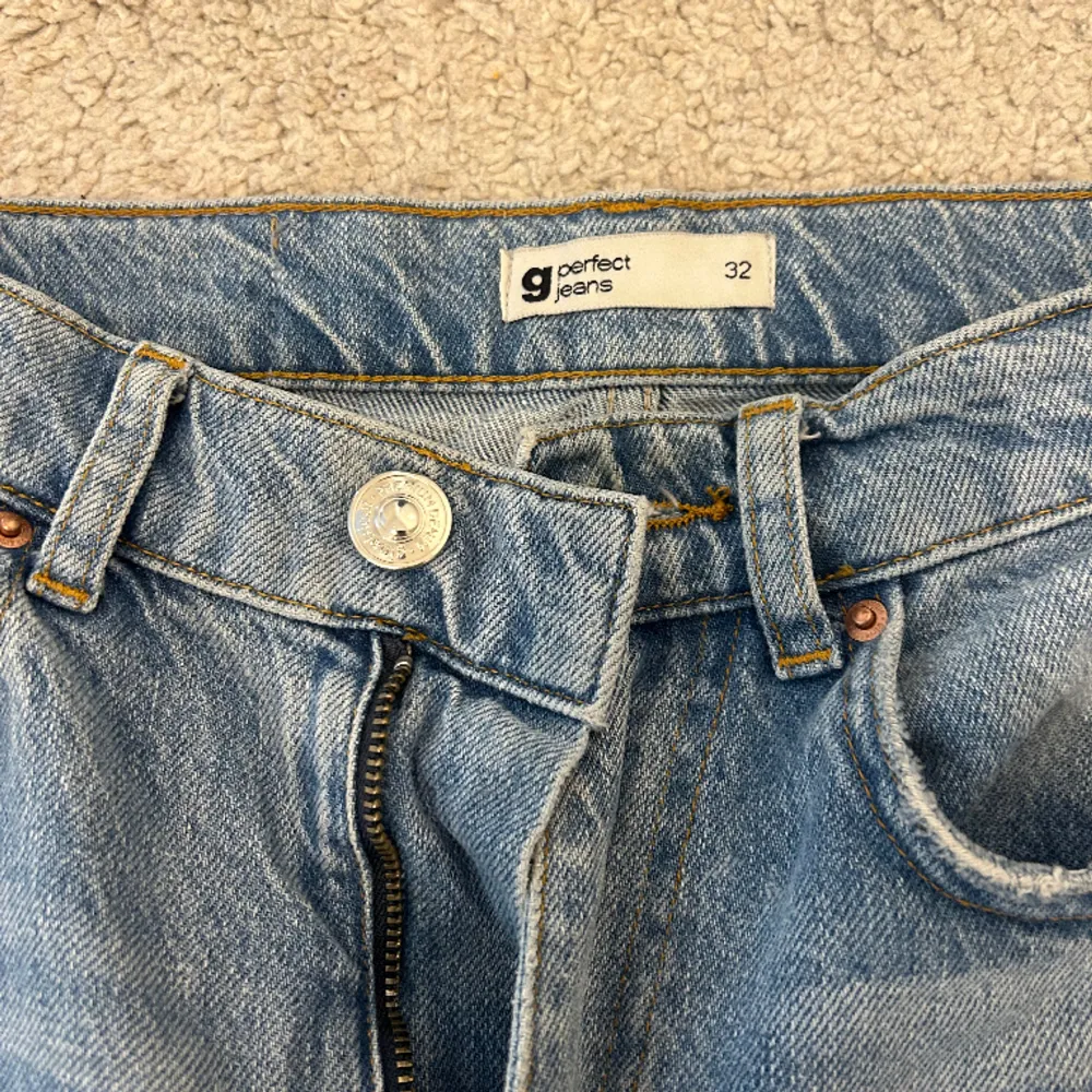 Jättesnygga lågmidjade jeans från Gina tricot i storlek 32. Säljer pågrund av att de är för små för mig i midjan. Midjemått är ca 68 cm och innerbenet ca 76 cm. Skriv för frågor eller mer bilder 💕💕. Jeans & Byxor.