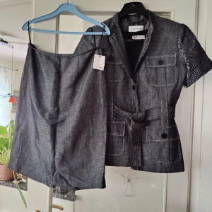 Calvin Klein dräkt - Ca 36 i storlek. Supersnygg business suit som gör sig vid alla tillfällen. Köpt i Washington för en konferens, använd en gång då..
