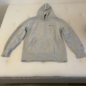 Hoodie - Gråmelerad reverse weave warm up hoodie från champion. Storlek xl. Fint skick. 