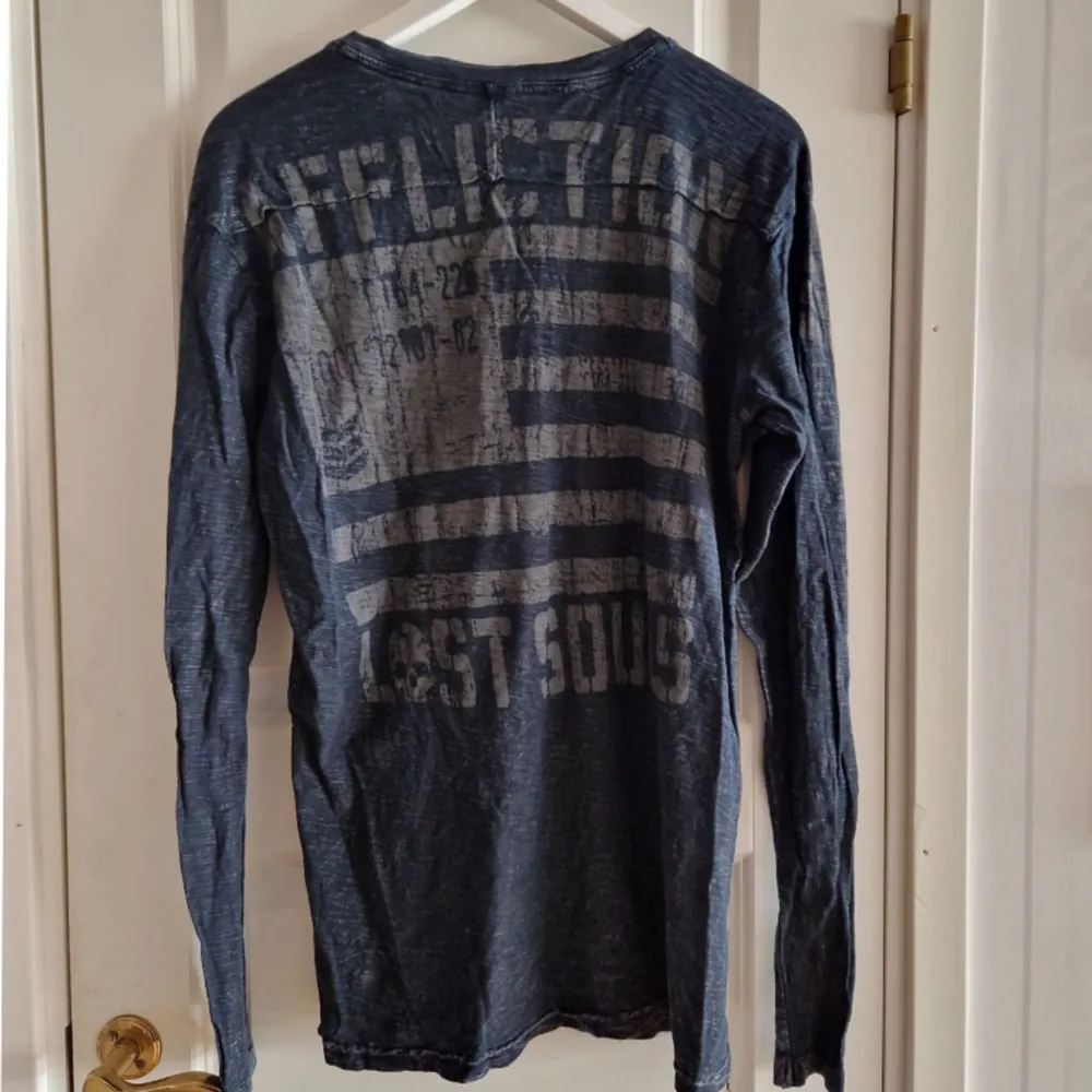*RARE* 2000’s Affliction Buttonup Longsleeve Shirt, stl: (M) i utmärkt skick. Köpt är köpt, finns i Uppsala men kan fraktas vid överenskommelse.. Skjortor.
