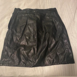 Skinnkjol 💋  - Supersnygg skinnkjol, perfekt till fester, högtider mm💓 det är inte äkta skinn. Väldigt skönt material på insidan. Tryck gärna på köp nu!