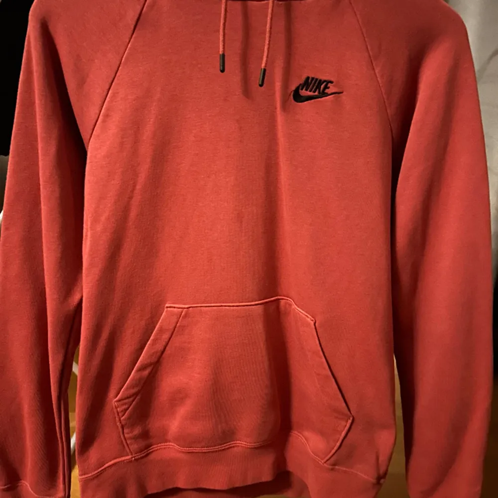 Nike hoddie. Den är i från Nike. Hoddie är i stolek xs.. Tröjor & Koftor.