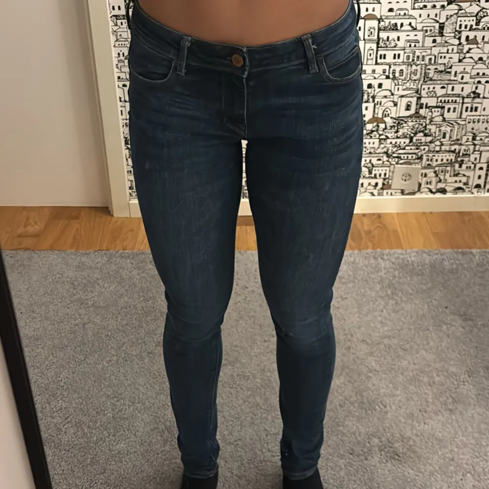 Ändå stretchiga mörkblå jeans från HM. Säljs för att jag inte gillar denna typen av jeans😁. Jeans & Byxor.