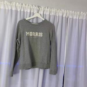 Super fin Morris tröja i storlek S men passar xs-m o kanske L med❤️ säljer den för den var för stor för mig! Den är i suuuper bra skick eftersom jag aldrig använt den❤️(säljer mycket på min plick i billiga priser eftersom min garderob är väldigt full😅)