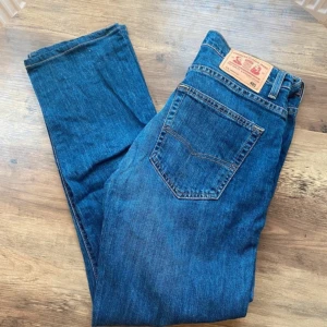Grant 405 - Nästan helt nya och i mycket gott skick, size 33/34 och är regular fit. dm för att diskutera pris eller fler bilder!