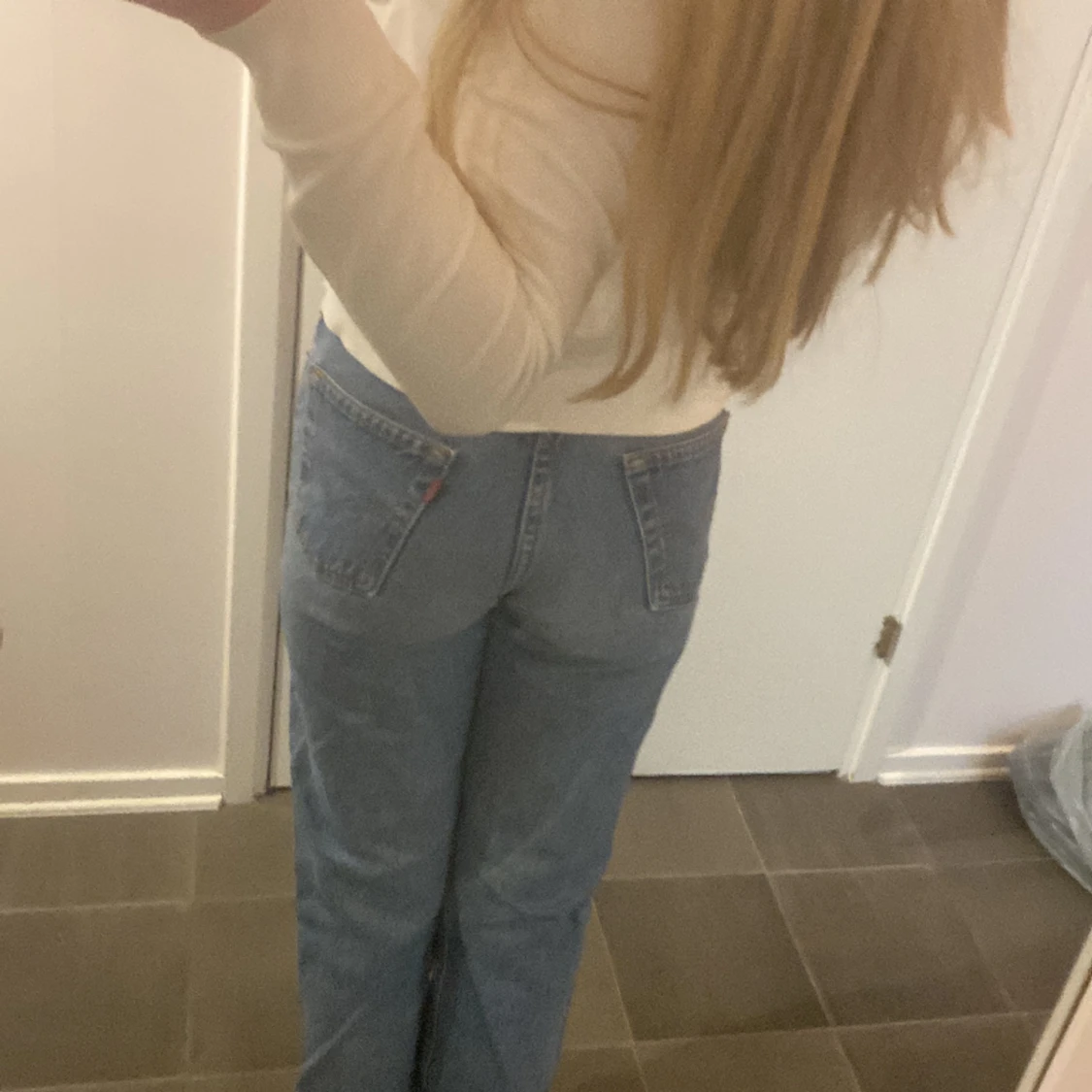 Ett par blåa middle waist jeans från Levis  - 90