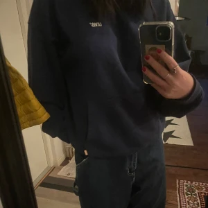 Mörkblå Levis hoodie - Mörkblå hoodie kommer inte till användning. Skicket är som nytt. Skriv för fler bilder:) nypris 800kr