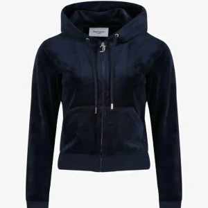 juicy couture tröja - säljer min night sky juicy couture tröja, nästan helt oanvänd och säljer pga den kommer inte till användning. inga skador eller liknande❤️ skriv privat för frågor och mer information