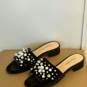 Svarta sandaler med klack - Väldigt sköna slide in sandaler med klack. Sammet med pärldekorationer. 