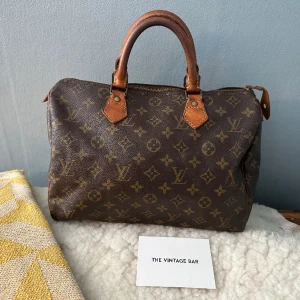 Louis Vuitton speedy monogram vintage  - Louis Vuitton Speedy 30 , bra vardagsväska i storleken 30x21x17 cm i klassiska monogramcanvas. Bra skick på canvas och fungerande dragkedja och fin invändigt. Vintage med datecod VI 1920. Äkthetsintyg medföljer, pris kan diskuteras! 