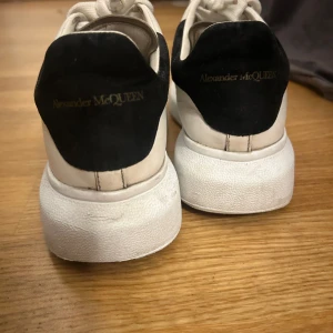 Alexander mqueen sneakers - Fina alexander mqueen skor i strl 37,5. 